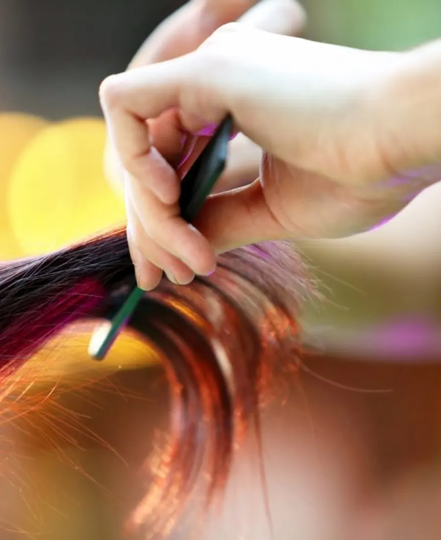 Coloration und Strähnentechnik im Damensalon