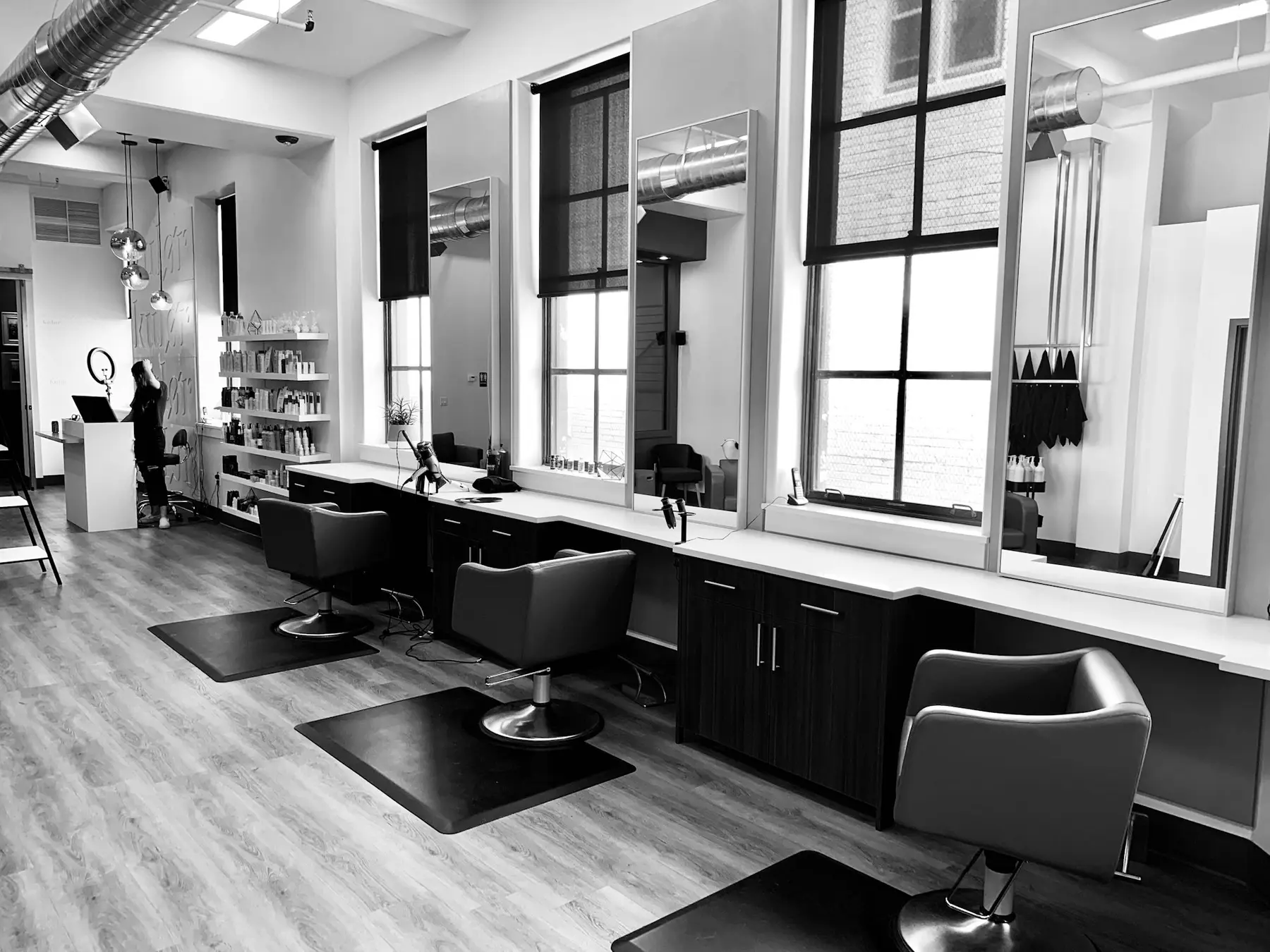 Heller, moderner Friseursalon mit Stühlen und Spiegeln
