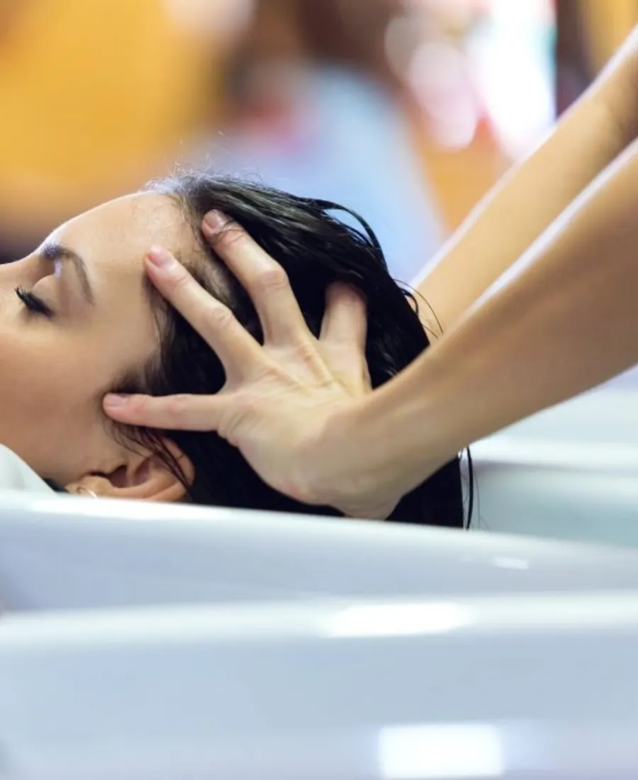 Entspannende Haarwäsche und Kopfmassage